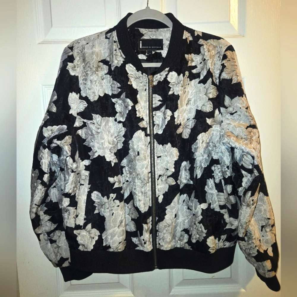 Bomber jacket w/ floral design.